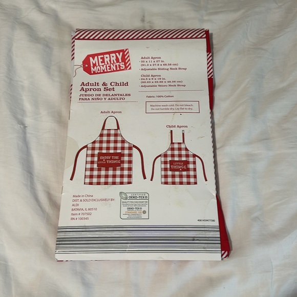 Merry Moments Adult & Child Apron Set - Picture 2 of 3